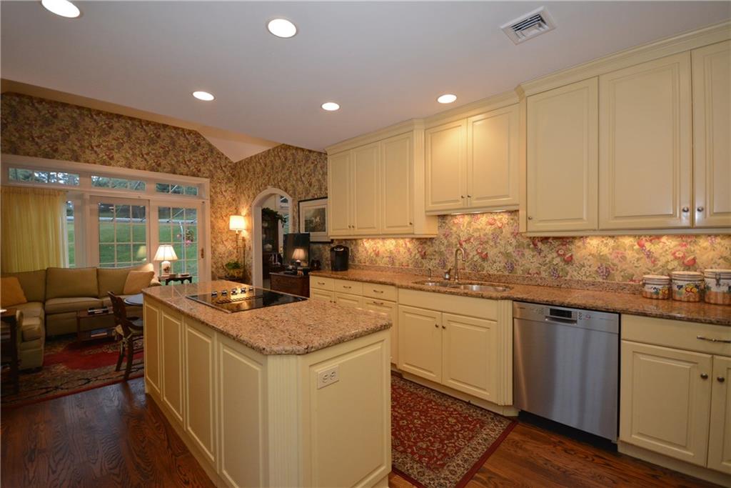 207 Hunt Road Pittsburgh, PA 15215 - Photo 6 of 25 Gallery Image 6