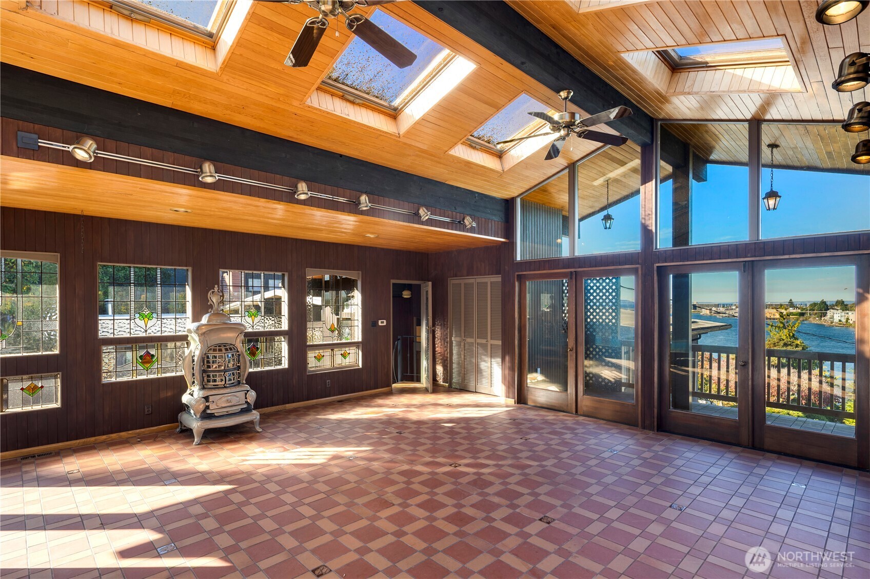 3653 West Commodore Way Seattle, WA 98199 - Photo 23 of 35 a front view of a building