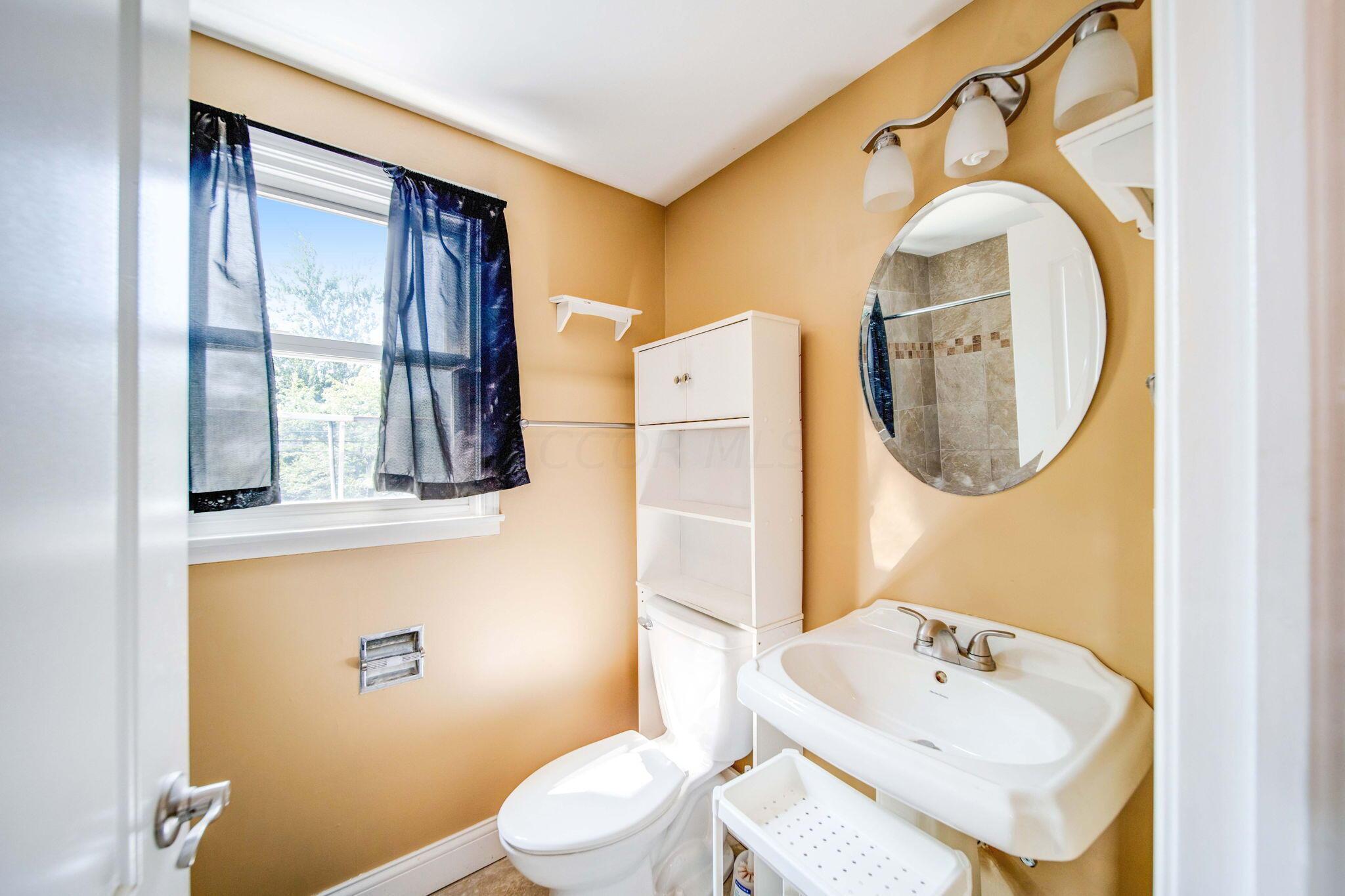 4791 Annhurst Road Columbus, OH 43228 - Photo 27 of 33 2nd floor bath