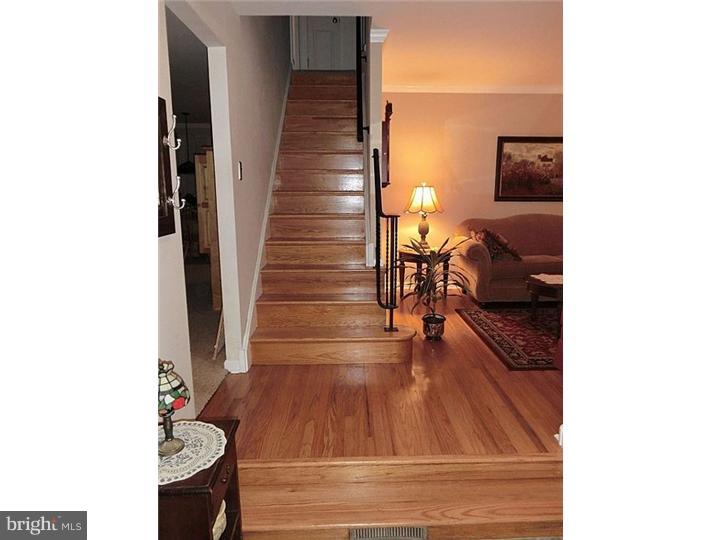 302 Valley Forge Road Cinnaminson, NJ 08077 - Photo 4 of 25 Foyer