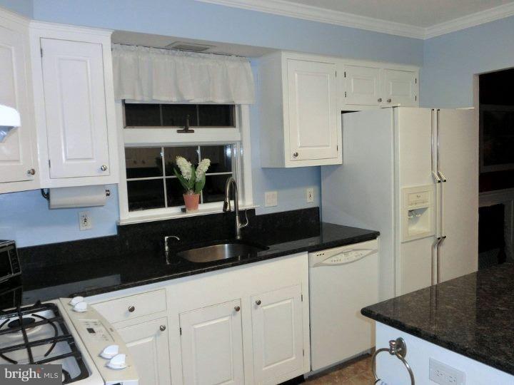 302 Valley Forge Road Cinnaminson, NJ 08077 - Photo 7 of 25 Kitchen
