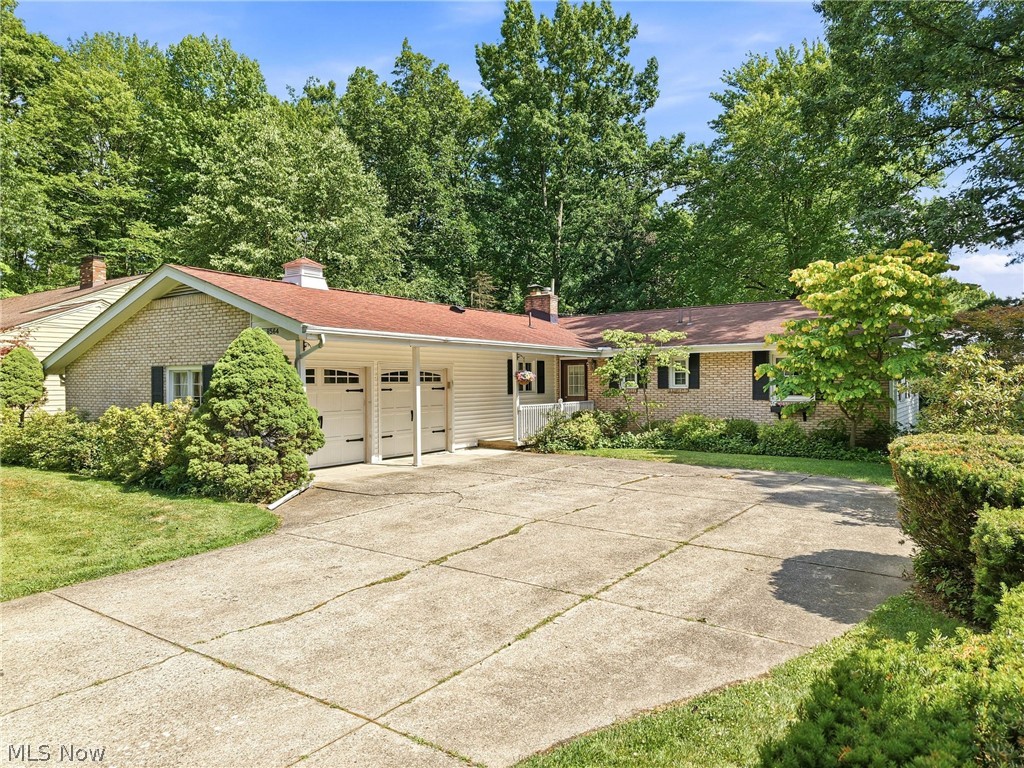 8564 Squires Lane Northeast Warren, OH 44484 - Photo 1 of 38
