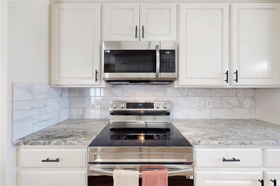 2619 Trophy Drive Bryan, TX 77802 - Photo 7 of 28 a stove top oven sitting inside of a kitchen