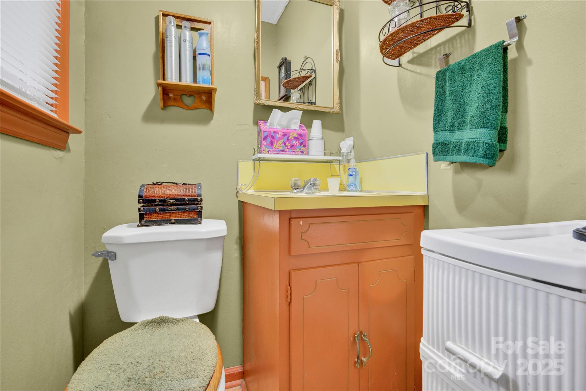841 Knowles Drive Dallas, NC 28034 - Photo 20 of 46 a bathroom with a toilet a sink and a shower