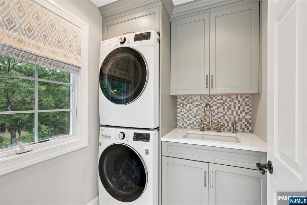 1015 High Mountain Road Franklin Lakes, NJ 07417 - Photo 37 of 48 a utility room with dryer and washer