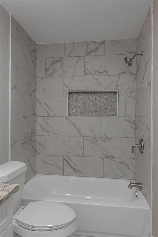 224 Prysock Road Doyline, LA 71023 - Photo 18 of 34 a bathroom with a toilet and a bathtub