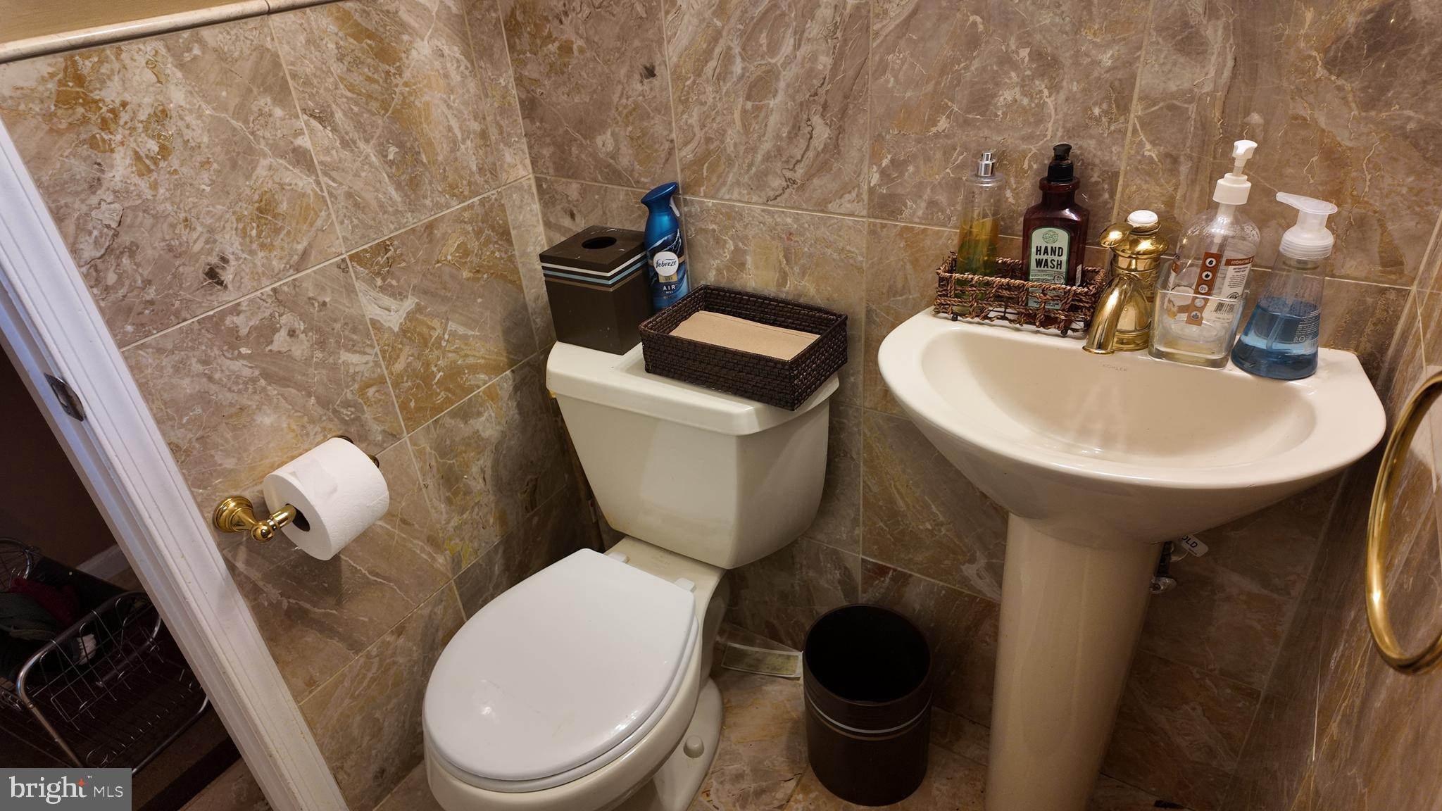5806 Huntland Road Temple Hills, MD 20748 - Photo 3 of 21 Main Level Half-Bath