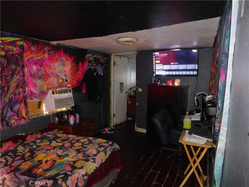 1097 North State Street, Unit 557 Hemet, CA 92543 - Photo 14 of 18 a very nice looking room with many windows