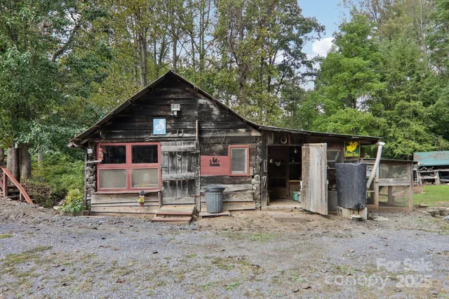 a view of a house with backyard