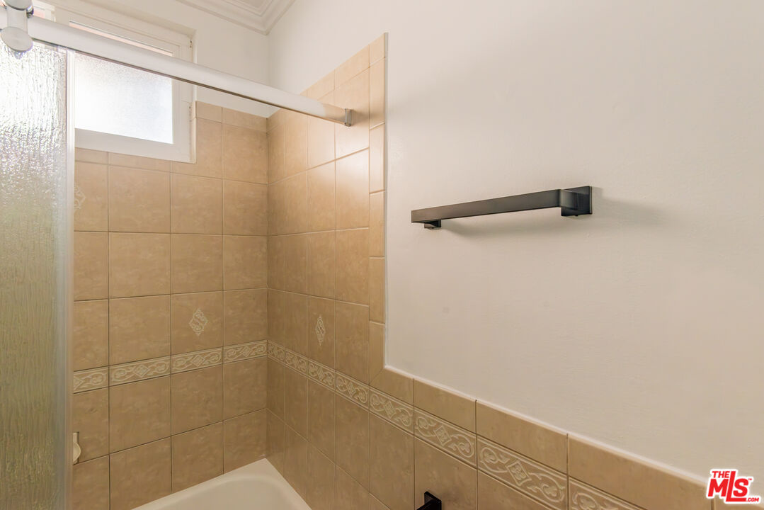 2107 Pullman Lane, Unit D Redondo Beach, CA 90278 - Photo 22 of 32 a bathroom with a shower