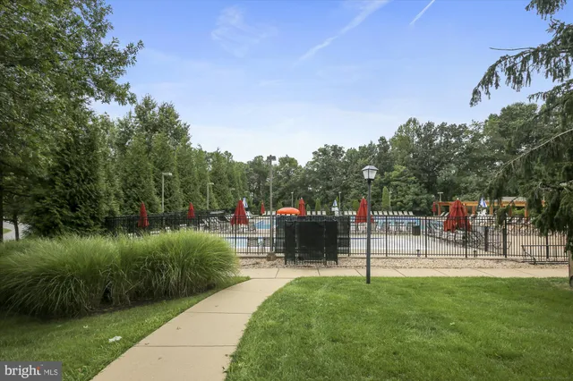 a sign that is sitting on a brick wall