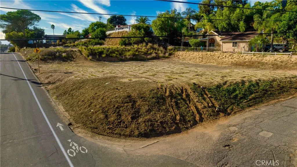 0 Mission Fallbrook Ca Fallbrook, CA 92028 - Photo 5 of 5 a view of a back yard of the house