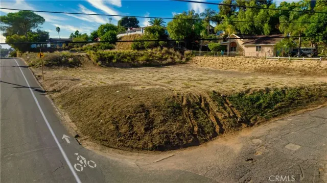 a view of a back yard of the house