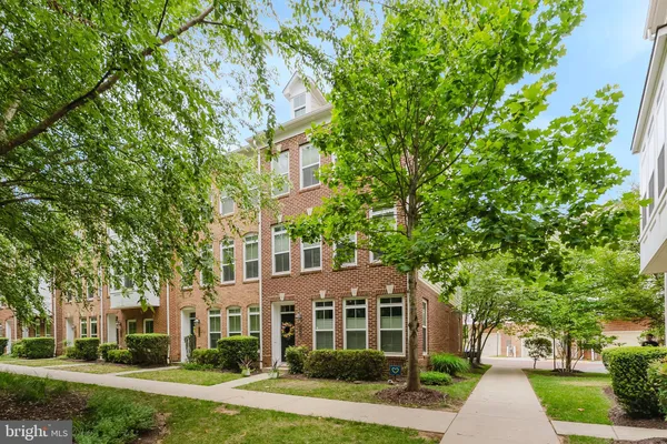 $925,000 | 9441 Canonbury Square, Fairfax, VA 22031
