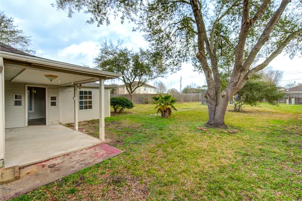 a view of a house with backyard