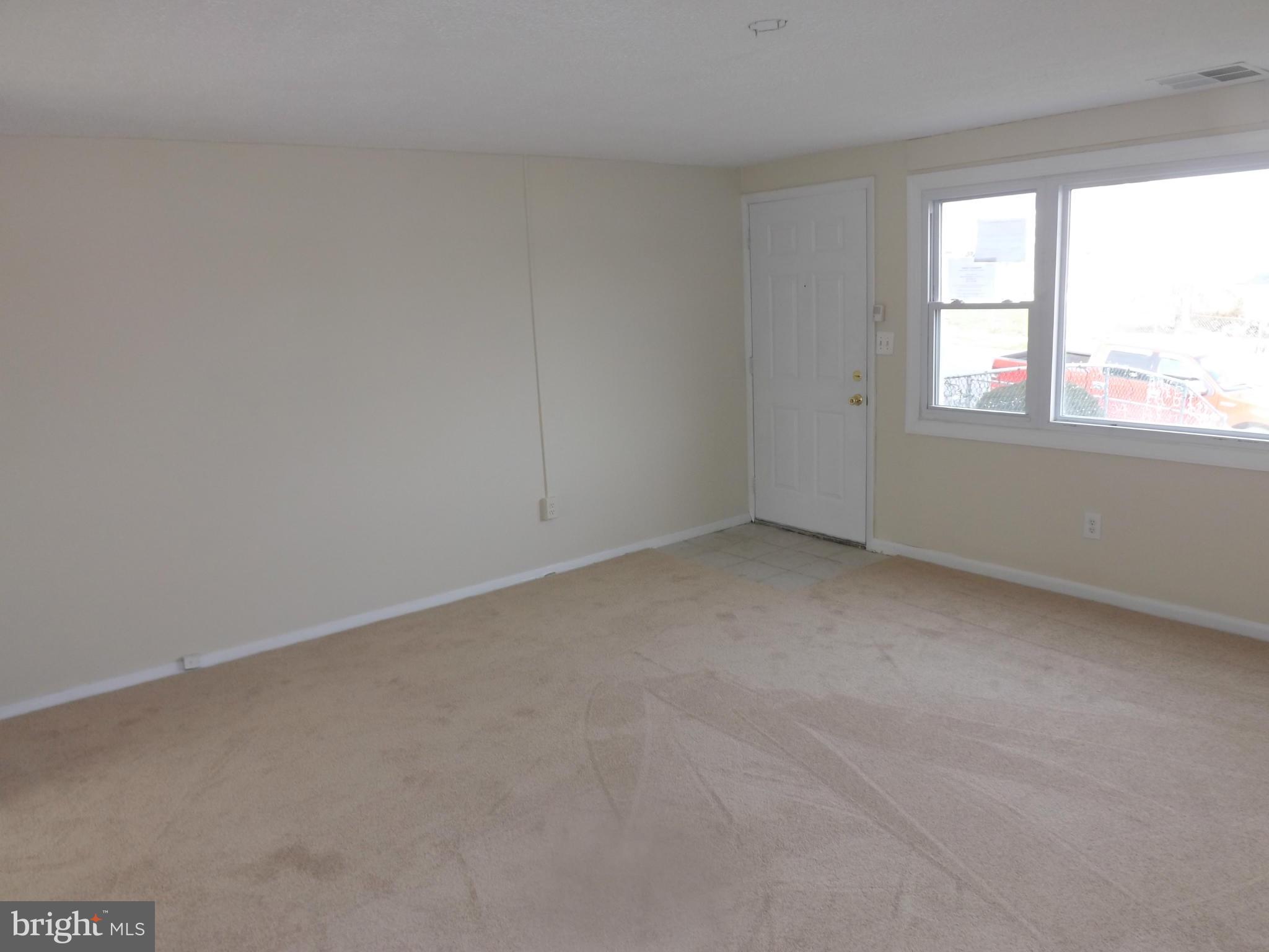 2755 Yarnall Road Baltimore, MD 21227 - Photo 5 of 23 Living Room