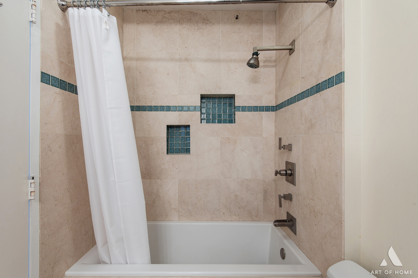 400 East Ohio Street, Unit 2902 Chicago, IL 60611 - Photo 21 of 34 a bathroom with a bathtub