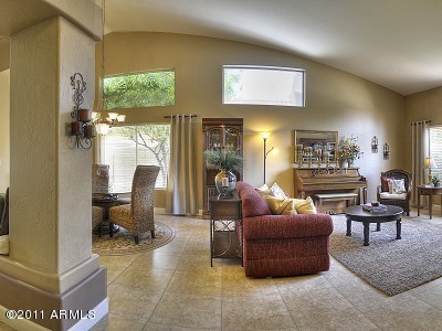 4742 East Hearn Road Phoenix, AZ 85032 - Photo 7 of 24 Living Room