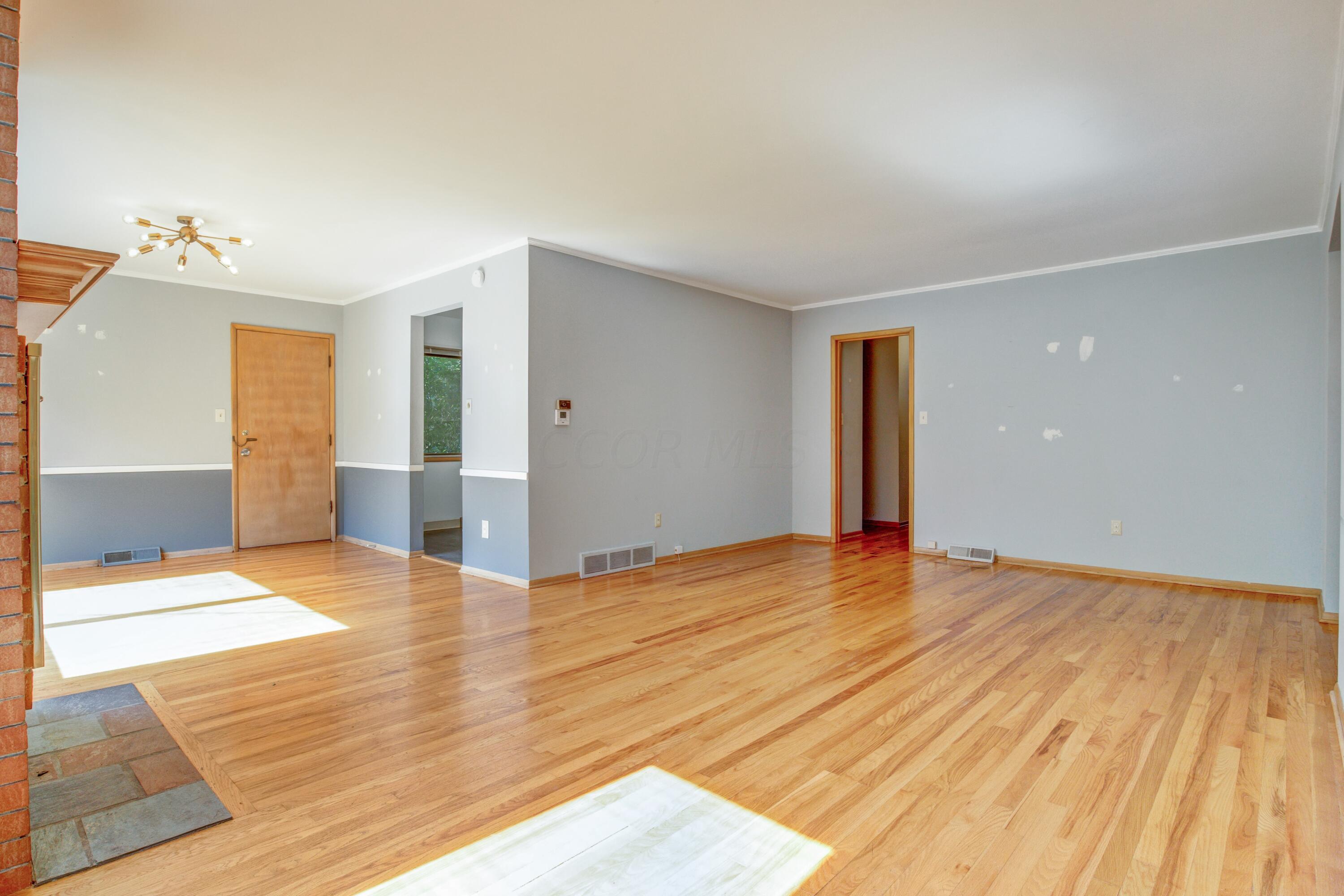 3536 Leighton Road Columbus, OH 43221 - Photo 6 of 27 Living Room