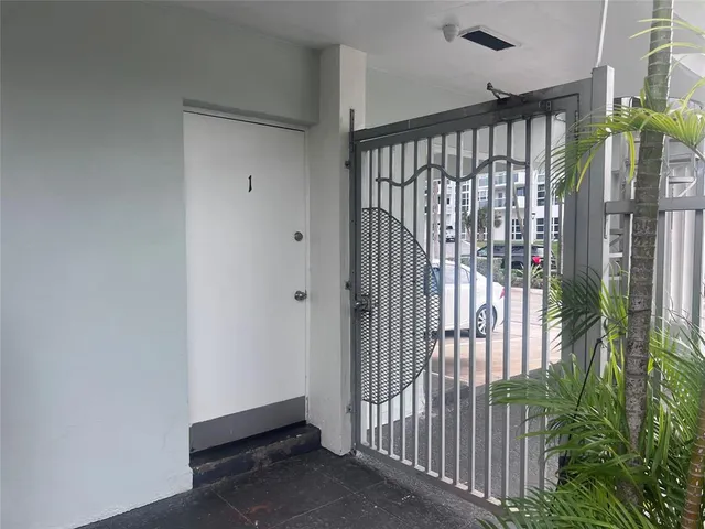 $1,900 | 2850 Northeast 30th Street, Unit 2, Fort Lauderdale, FL 33306