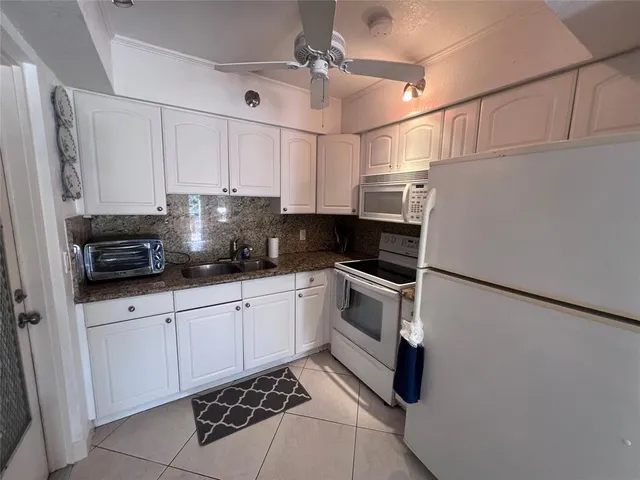 $1,900 | 2850 Northeast 30th Street, Unit 2, Fort Lauderdale, FL 33306