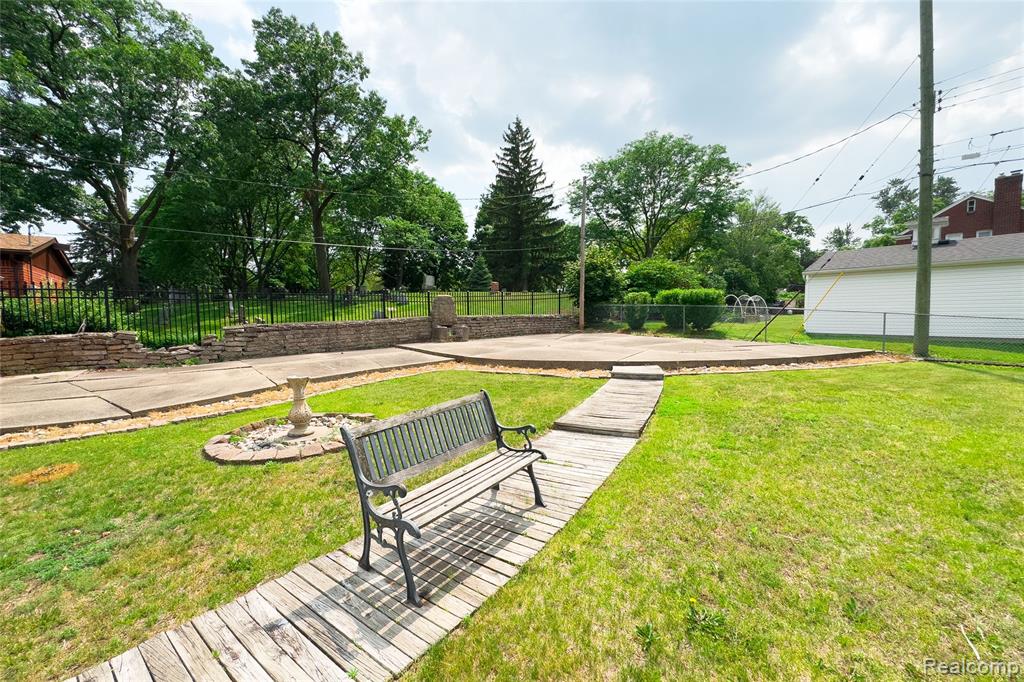 23211 Myrtle Street Dearborn, MI 48128 - Photo 29 of 36