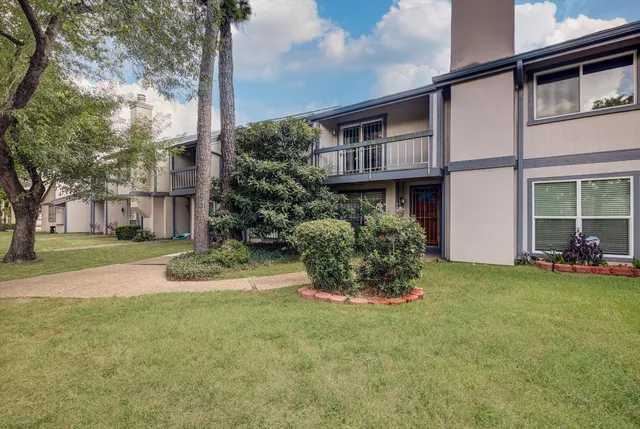 a view of a house with backyard and garden