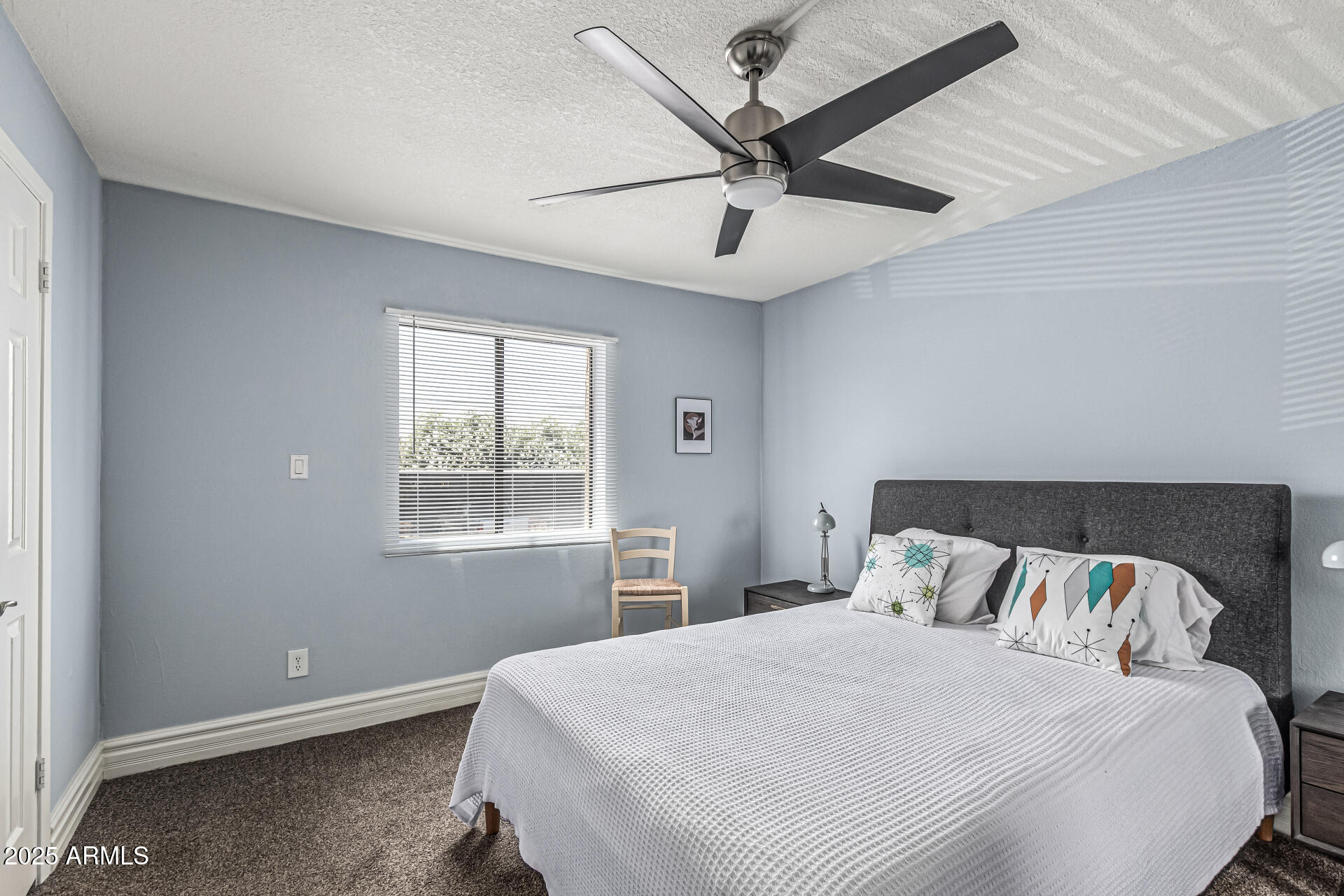 3825 East Camelback Road, Unit 152 Phoenix, AZ 85018 - Photo 8 of 28 a bedroom with a large bed and a window