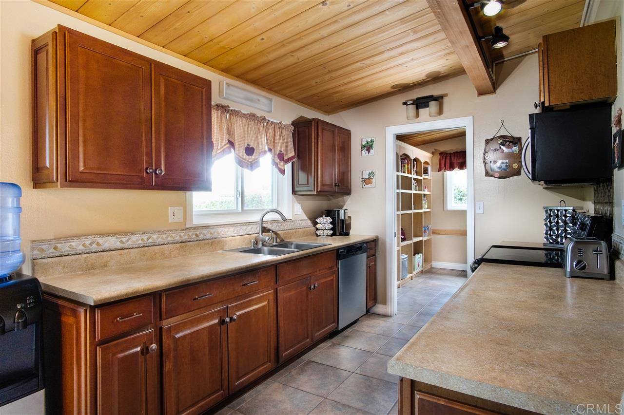 3230 Vía Almonte Fallbrook, CA 92028 - Photo 8 of 25 Gallery Image 8