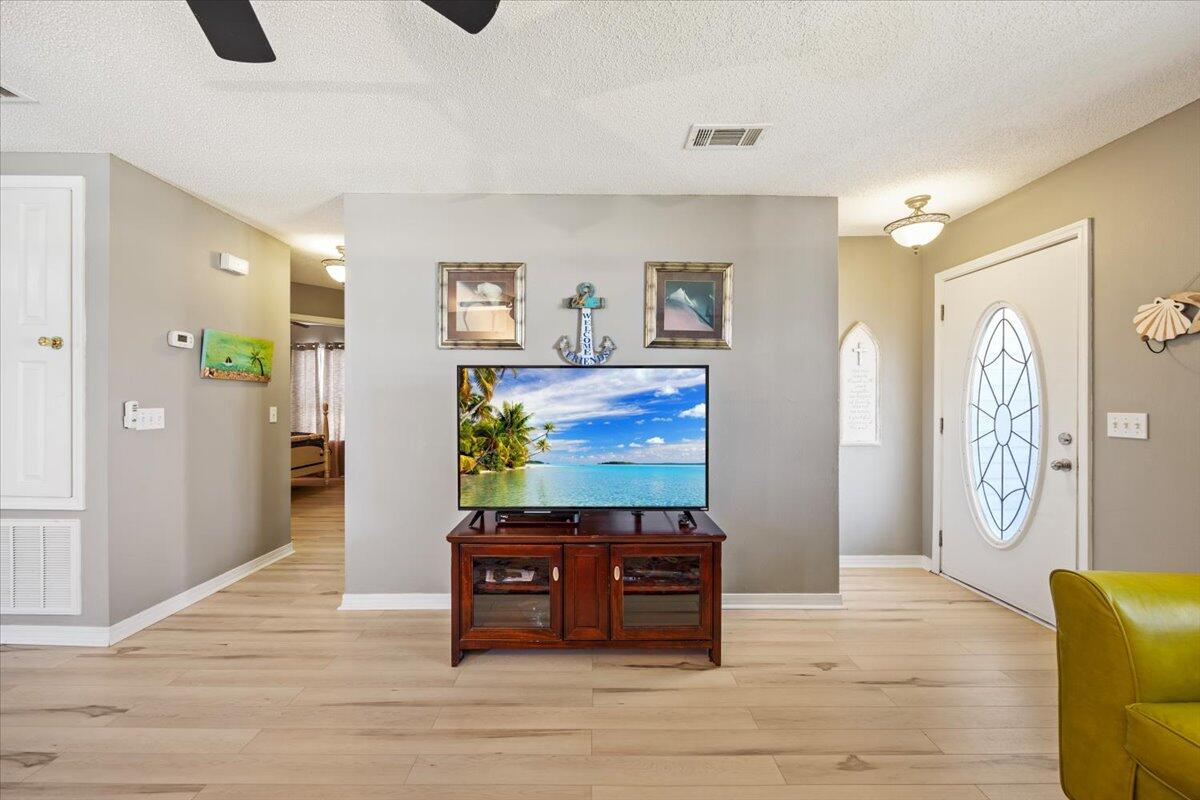 7666 Chablis Circle Navarre, FL 32566 - Photo 4 of 20