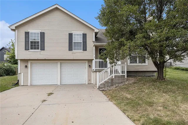 $289,990 | 1710 Clear Creek Drive, Kearney, MO 64060