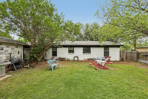 $250,000 | 426 West Lake Street, Krum, TX 76249