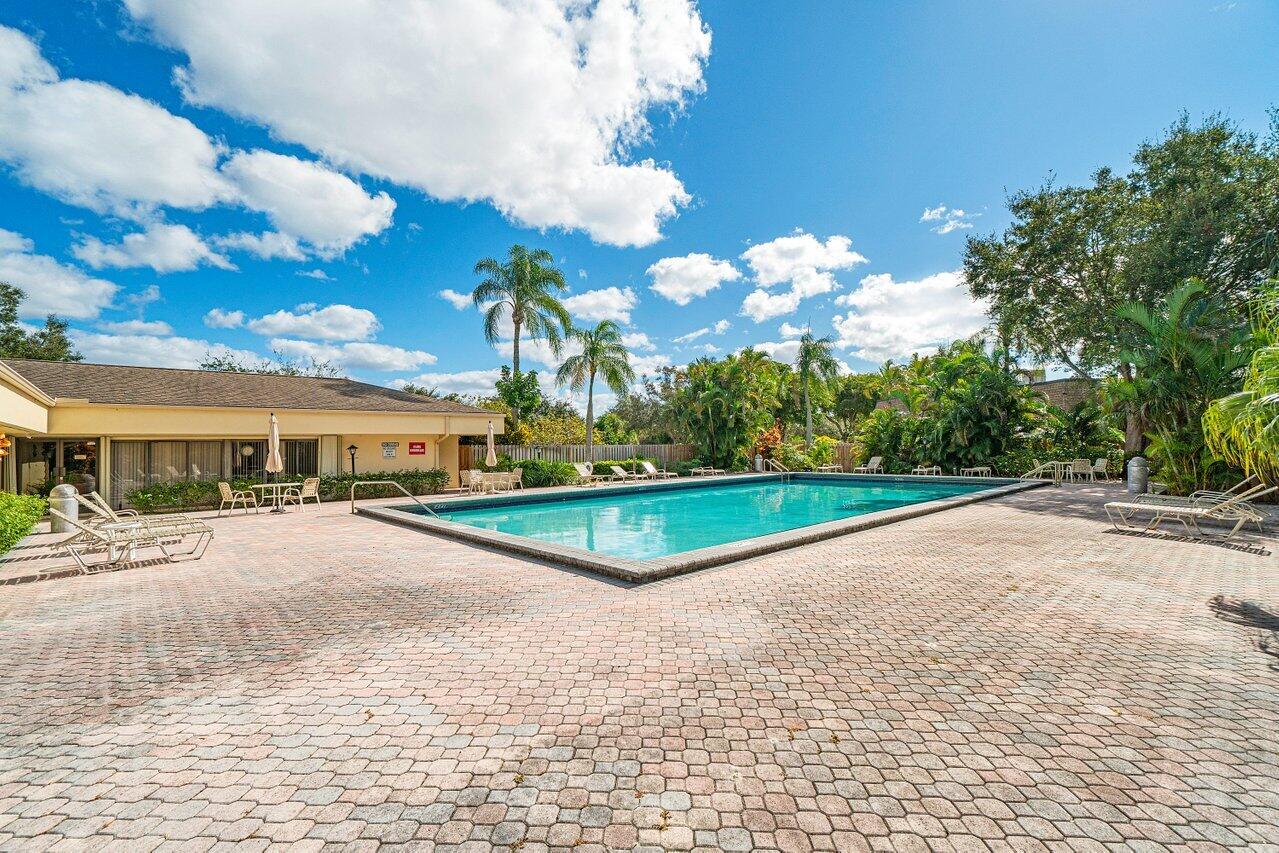 2929 Southwest 22nd Circle, Unit 32B Delray Beach, FL 33445 - Photo 25 of 27 a view of a basket ball ground
