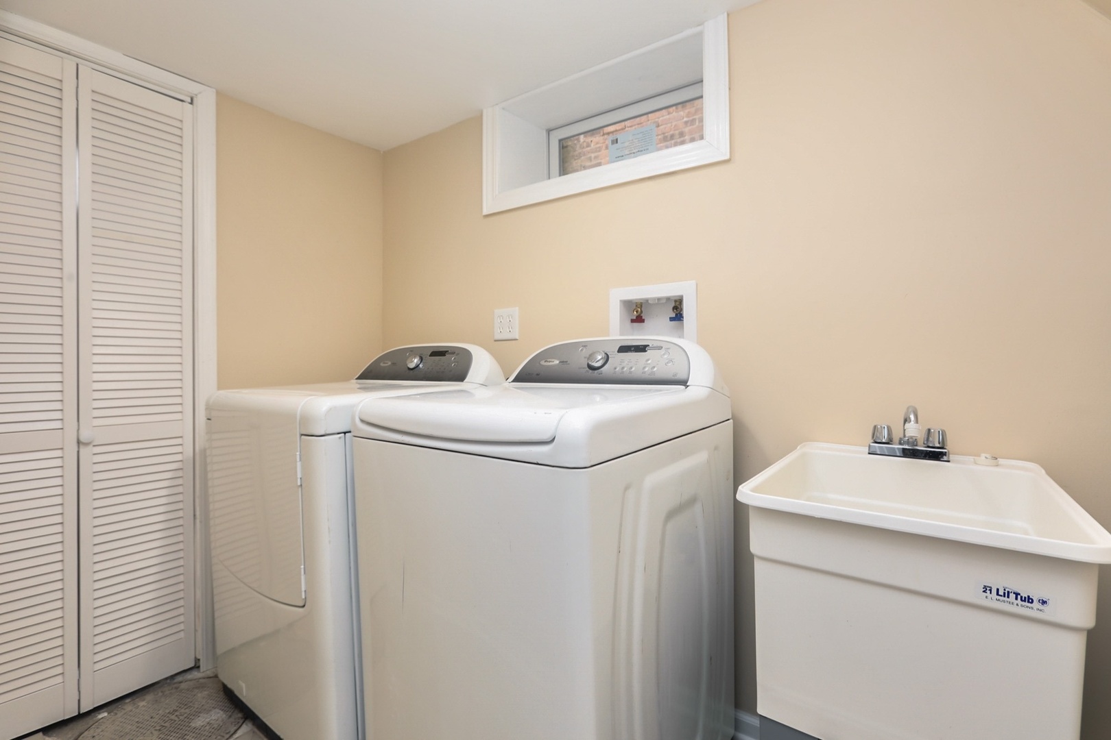 10217 South Prairie Avenue Chicago, IL 60628 - Photo 16 of 23 a utility room with dryer and washer