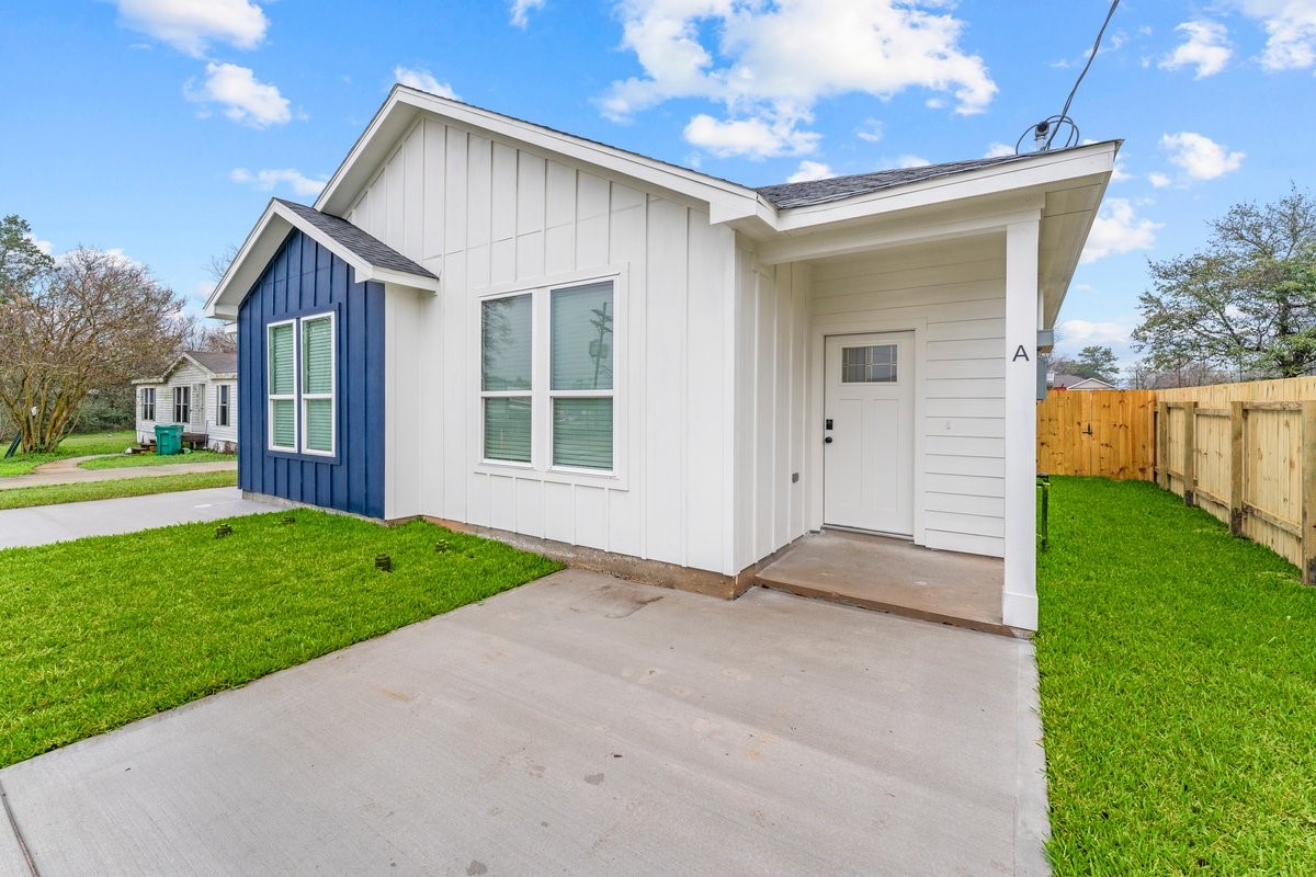 402 West Stewart Street, Unit A Willis, TX 77378 - Photo 2 of 14