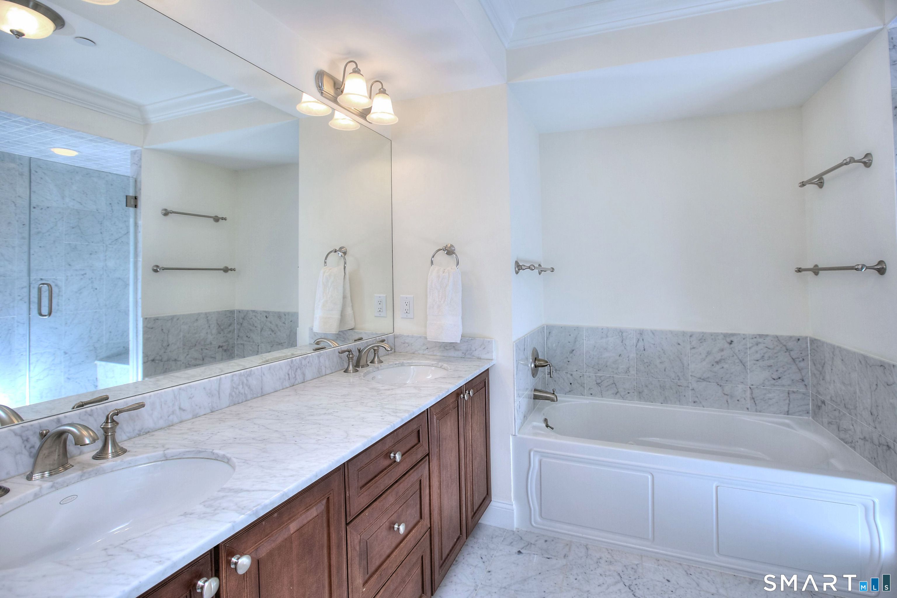 16 Hayestown Road, Unit C402 Danbury, CT 06811 - Photo 25 of 36 a bathroom with a tub double sink and a mirror
