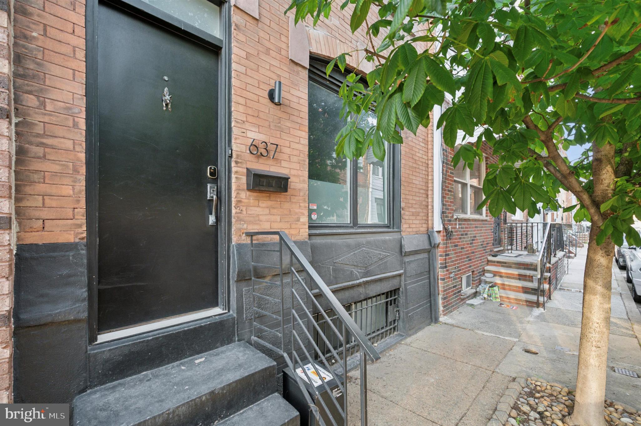637 Cross Street Philadelphia, PA 19147 - Photo 4 of 28 a balcony with chairs