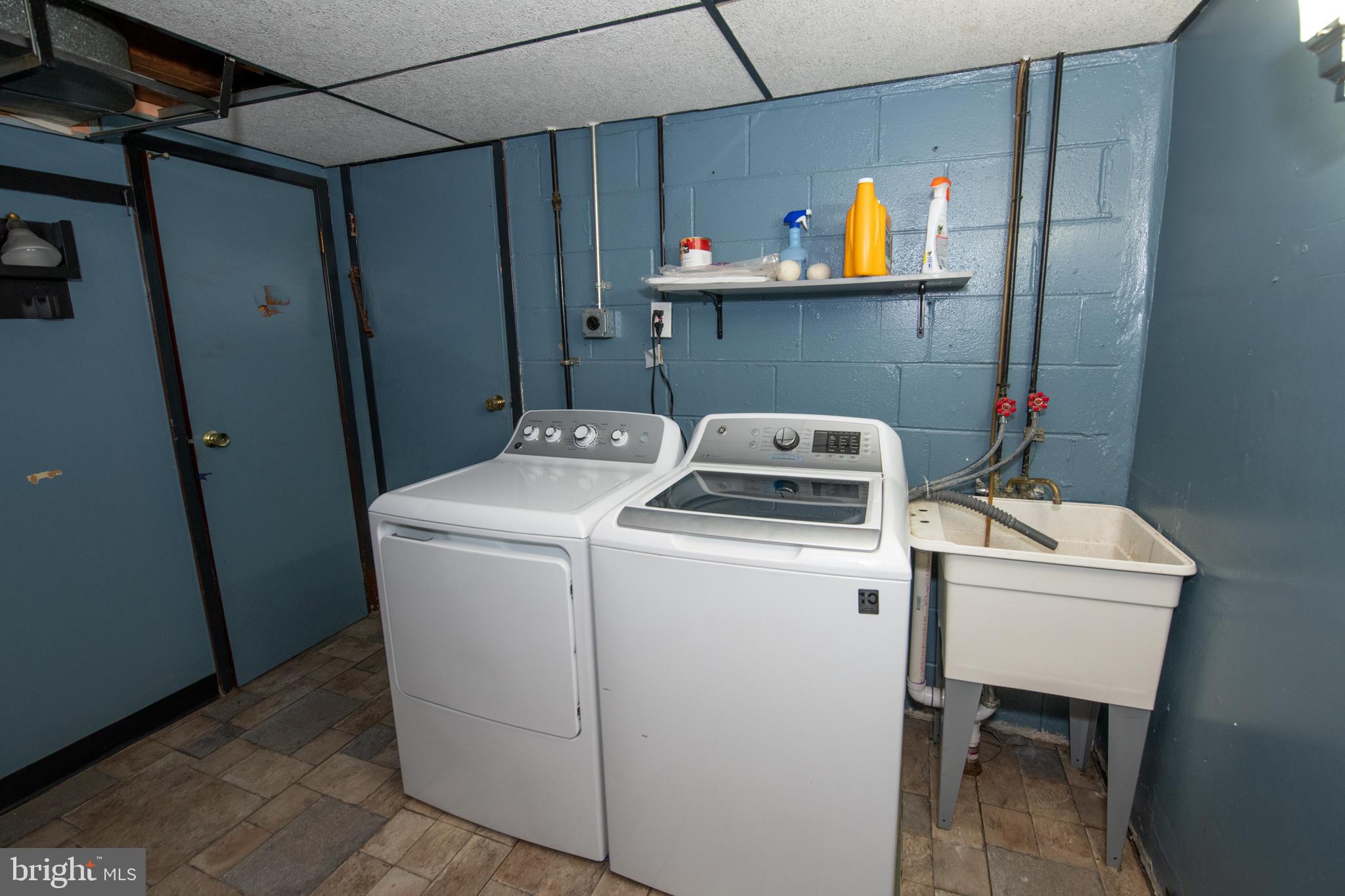 12506 Chilton Road Philadelphia, PA 19154 - Photo 41 of 55 a utility room with dryer and washer