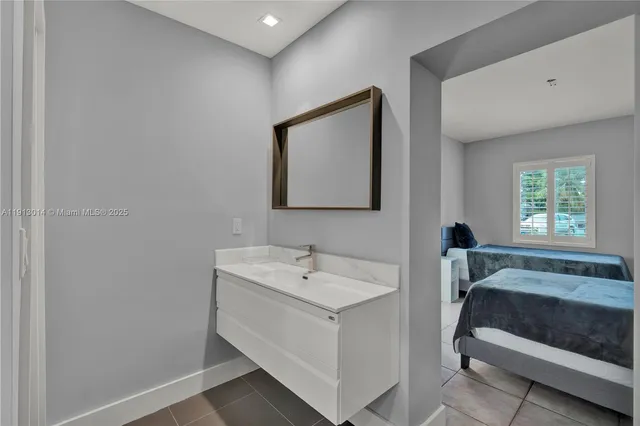 a en suite bathroom with a sink and a mirror