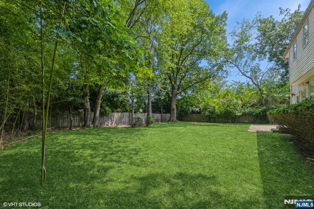 275 Taft Court Paramus, NJ 07652 - Photo 3 of 40