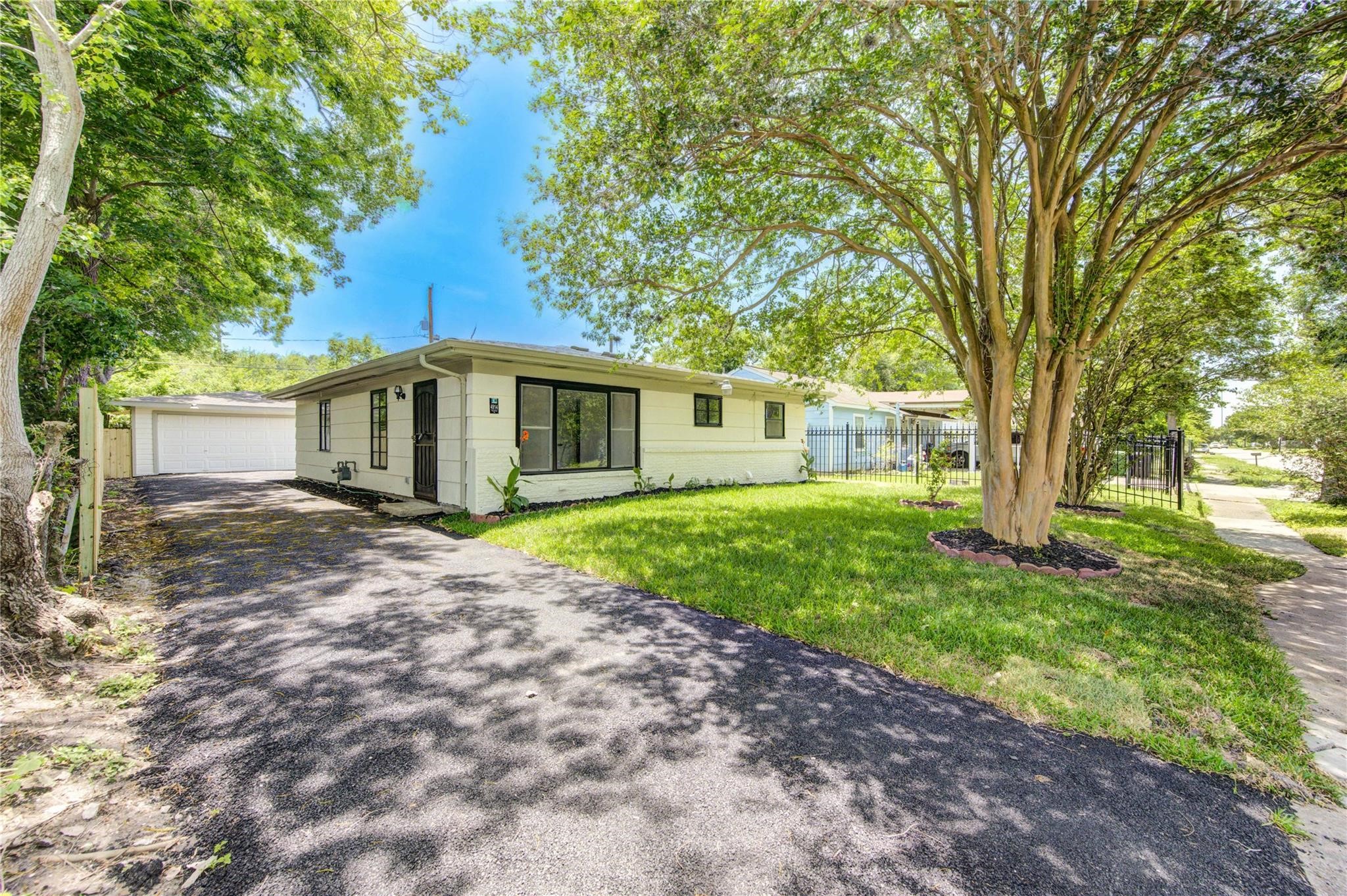 4914 Pershing Street Houston, TX 77033 - Photo 3 of 34