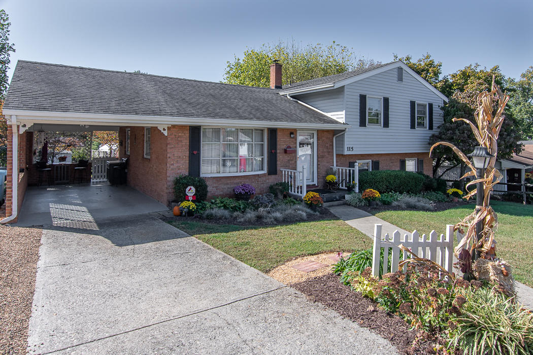 115 Frontier Road Northeast Roanoke, VA 24012 - Photo 1 of 39 Beautiful home!