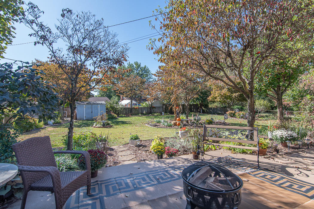 115 Frontier Road Northeast Roanoke, VA 24012 - Photo 5 of 39 Gorgeous yard