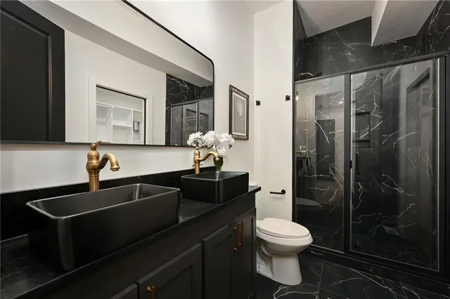 $299,500 | 2331 Belleview Avenue, Kansas City, MO 64108