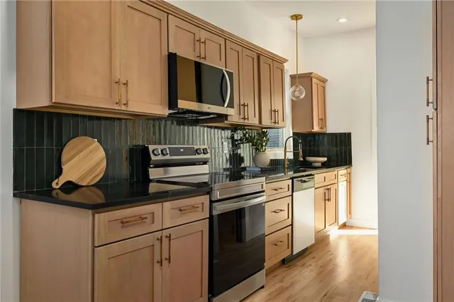 $299,500 | 2331 Belleview Avenue, Kansas City, MO 64108