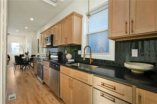 $299,500 | 2331 Belleview Avenue, Kansas City, MO 64108