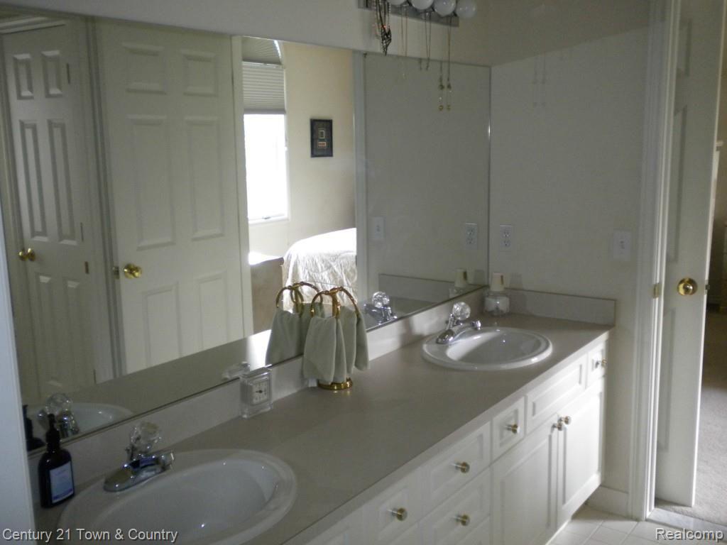 5873 Kingspointe Drive Rochester, MI 48306 - Photo 56 of 66 Jack and Jill Bath.jpg