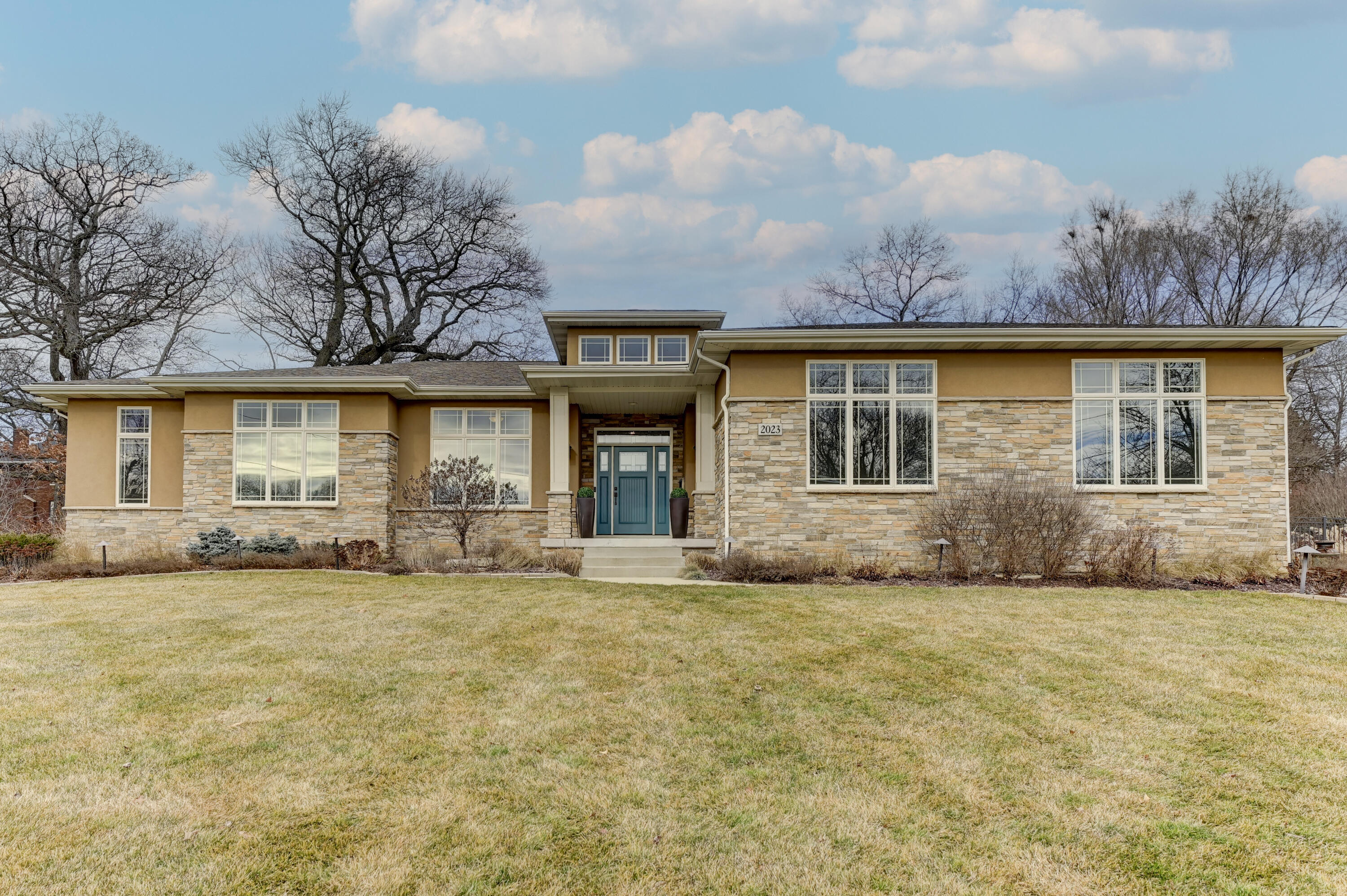 2023 Ridgewood Street Highland, IN 46322 - Photo 1 of 34 3000x1996