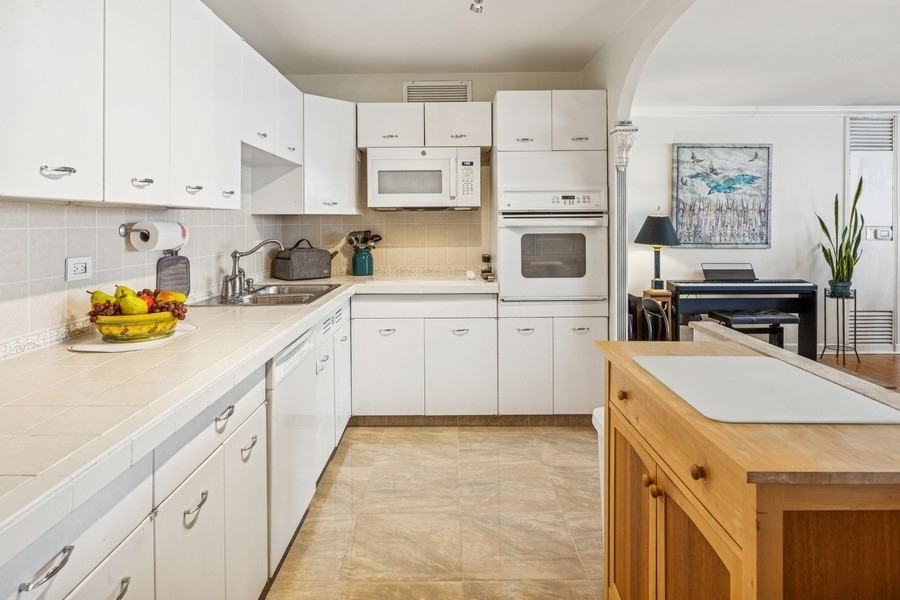 6301 North Sheridan Road, Unit 15R Chicago, IL 60660 - Photo 12 of 28 Gallery Image 12
