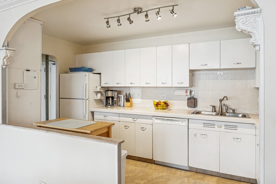 6301 North Sheridan Road, Unit 15R Chicago, IL 60660 - Photo 10 of 28 Gallery Image 10